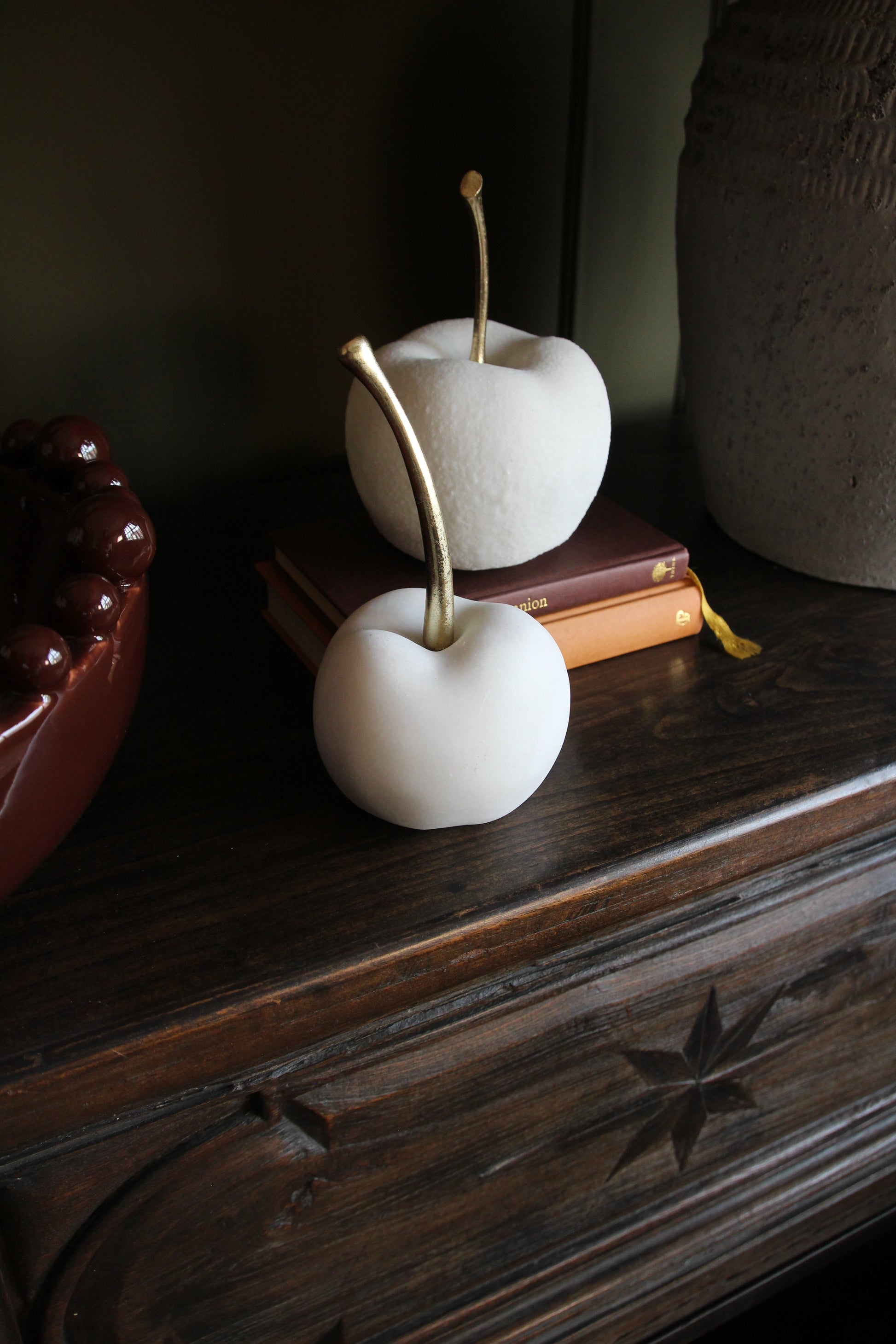 Detail of the Quartz White Decorative Apple decorative finish